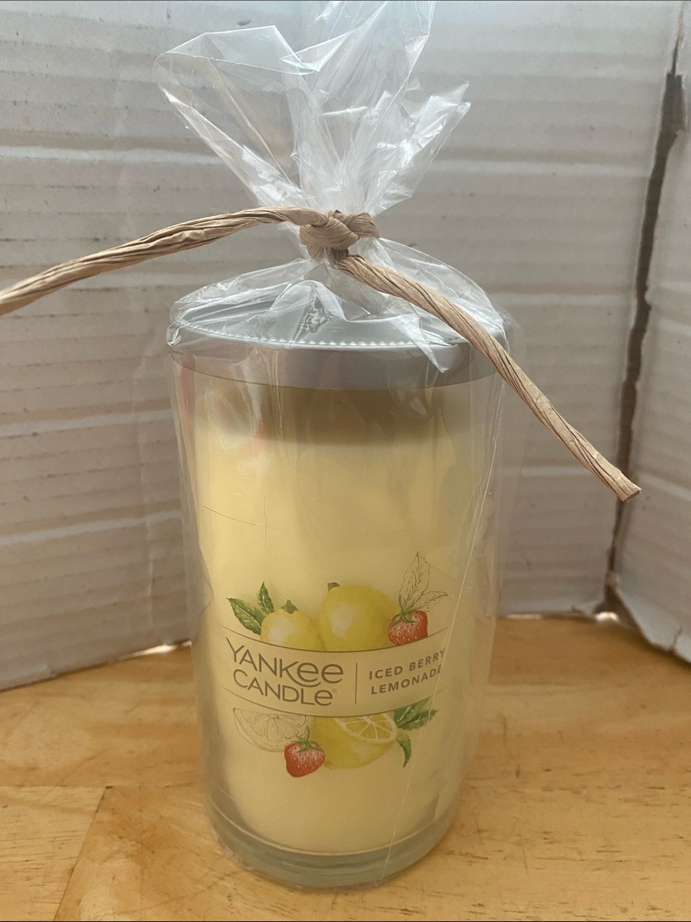 Yankee Candle Iced Berry Lemonade Jar Candle NWT 14.25 oz smells amazing - Picture 2 of 5